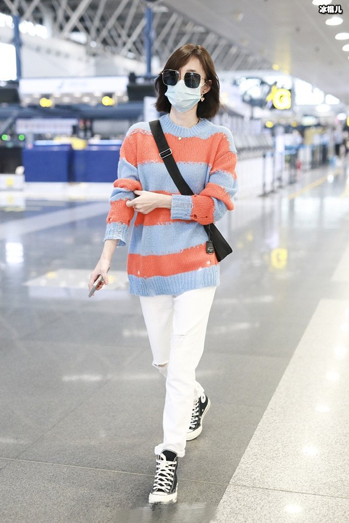 王丽坤现身长沙机场，拼接针织衫搭白色牛仔裤，清新靓丽